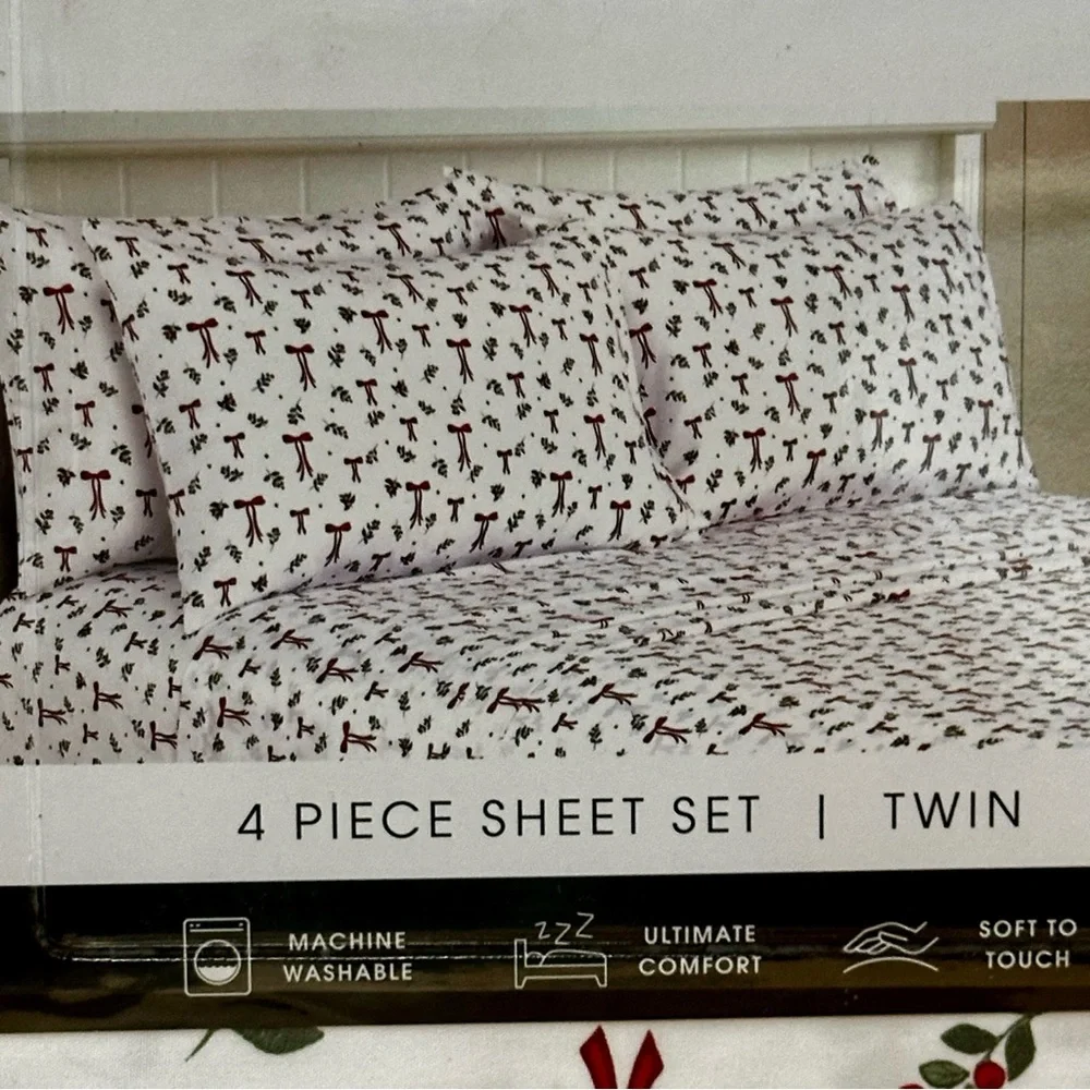 NWT-Twin Size Wendy Bellissimo White Sheet Set W/Red Bows & Green Sprig Accents